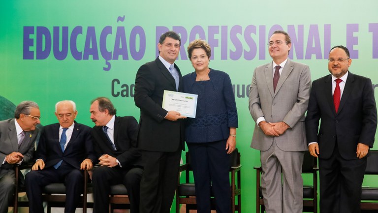 Presidenta Dilma Rousseff entrega placa de mérito aos representantes de parceiros do Pronatec em sua primeira etapa, recebe a placa em nome do SENAR o senhor Daniel Kluppel Carrara no lançamento da segunda etapa do Pronatec e celebração dos novos campi de Institutos Federais de Educação Profissional, Ciência e Tecnologia. Brasília-DF, 18/06/2014 Presidenta Dilma Rousseff entrega placa de mérito aos representantes de parceiros do Pronatec em sua primeira etapa, recebe a placa em nome do SENAR o senhor Daniel Kluppel Carrara no lançamento da segunda etapa do Pronatec e celebração dos novos campi de Institutos Federais de Educação Profissional, Ciência e Tecnologia. Brasília-DF, 18/06/2014
