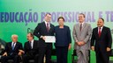Presidenta Dilma Rousseff entrega placa de mérito aos representantes de parceiros do Pronatec em sua primeira etapa, recebe a placa em nome do SENAT o senhor Wesley Passaglia durante lançamento da segunda etapa do Pronatec e celebração dos novos campi de Institutos Federais de Educação Profissional, Ciência e Tecnologia. Brasília - DF, 18/06/2014