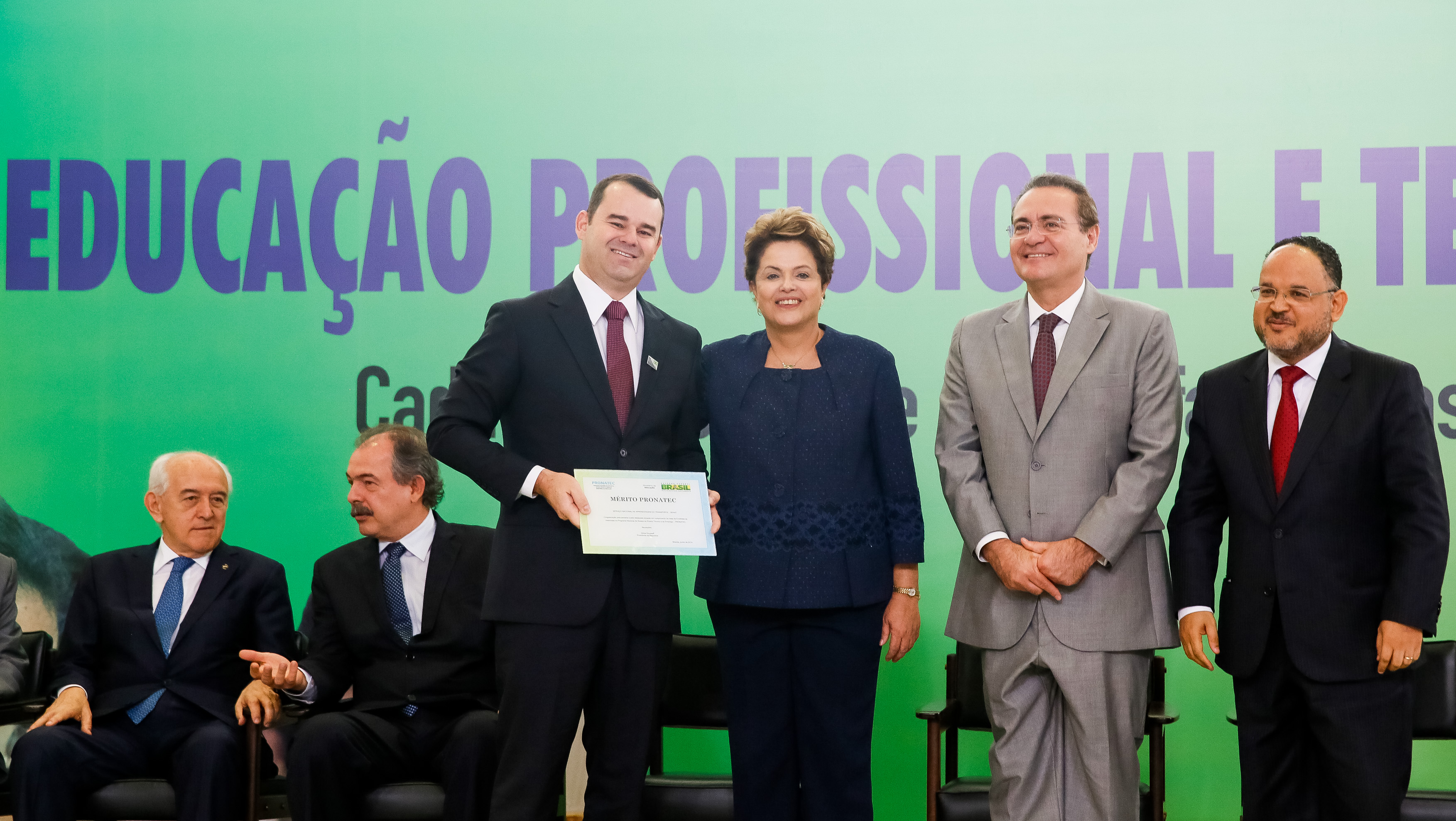 Presidenta Dilma Rousseff entrega placa de mérito aos representantes de parceiros do Pronatec em sua primeira etapa, recebe a placa em nome do SENAT o senhor Wesley Passaglia durante lançamento da segunda etapa do Pronatec e celebração dos novos campi de Institutos Federais de Educação Profissional, Ciência e Tecnologia. Brasília - DF, 18/06/2014