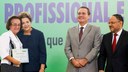 Presidenta Dilma Rousseff entrega placa de mérito aos representantes de parceiros do Pronatec em sua primeira etapa, recebe a placa em nome do CONSED a senhora Maria Nilene Badeca da Costa durante lançamento da segunda etapa do Pronatec e celebração dos novos campi de Institutos Federais de Educação Profissional, Ciência e Tecnologia. Brasília-DF, 18/06/2014