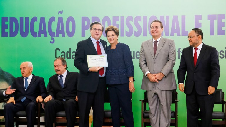 Presidenta Dilma Rousseff entrega placa de destaque Pronatec, o Presidente da CONIF, Luiz Augusto Caldas Pereira que recebe em nome da rede federal de educação profissional, científica e tecnológica, durante lançamento da segunda etapa do Pronatec e celebração dos novos campi de Institutos Federais de Educação Profissional, Ciência e Tecnologia. Brasília-DF, 18/06/2014 Presidenta Dilma Rousseff entrega placa de destaque Pronatec, o Presidente da CONIF, Luiz Augusto Caldas Pereira que recebe em nome da rede federal de educação profissional, científica e tecnológica, durante lançamento da segunda etapa do Pronatec e celebração dos novos campi de Institutos Federais de Educação Profissional, Ciência e Tecnologia. Brasília-DF, 18/06/2014