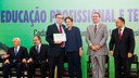 Presidenta Dilma Rousseff entrega placa de destaque Pronatec, o Presidente da CONIF, Luiz Augusto Caldas Pereira que recebe em nome da rede federal de educação profissional, científica e tecnológica, durante lançamento da segunda etapa do Pronatec  e celebração dos novos campi de Institutos Federais de Educação Profissional, Ciência e Tecnologia. Brasília-DF, 18/06/2014
