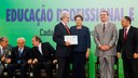 Presidenta Dilma Rousseff entrega placa de destaque Pronatec a Roberto Nogueira, consultor da presidência da confederação nacional do comércio de bens, serviços e turismo, que recebe em nome do SENAC, durante lançamento da segunda etapa do Pronatec  e celebração dos novos campi de Institutos Federais de Educação Profissional, Ciência e Tecnologia. Brasília-DF, 18/06/2014
