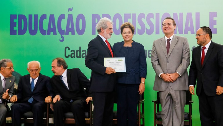 Presidenta Dilma Rousseff entrega placa de destaque Pronatec a Roberto Nogueira, consultor da presidência da confederação nacional do comércio de bens, serviços e turismo, que recebe em nome do SENAC, durante lançamento da segunda etapa do Pronatec e celebração dos novos campi de Institutos Federais de Educação Profissional, Ciência e Tecnologia. Brasília-DF, 18/06/2014 Presidenta Dilma Rousseff entrega placa de destaque Pronatec a Roberto Nogueira, consultor da presidência da confederação nacional do comércio de bens, serviços e turismo, que recebe em nome do SENAC, durante lançamento da segunda etapa do Pronatec e celebração dos novos campi de Institutos Federais de Educação Profissional, Ciência e Tecnologia. Brasília-DF, 18/06/2014