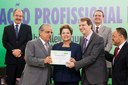Presidenta Dilma Rousseff entrega placa de destaque Pronatec a Rafael Lucchesi, diretor-geral do SENAI, durante lançamento da segunda etapa do Pronatec -  e celebração dos novos campi de Institutos Federais de Educação Profissional, Ciência e Tecnologia. Brasília - DF, 18/06/2014
