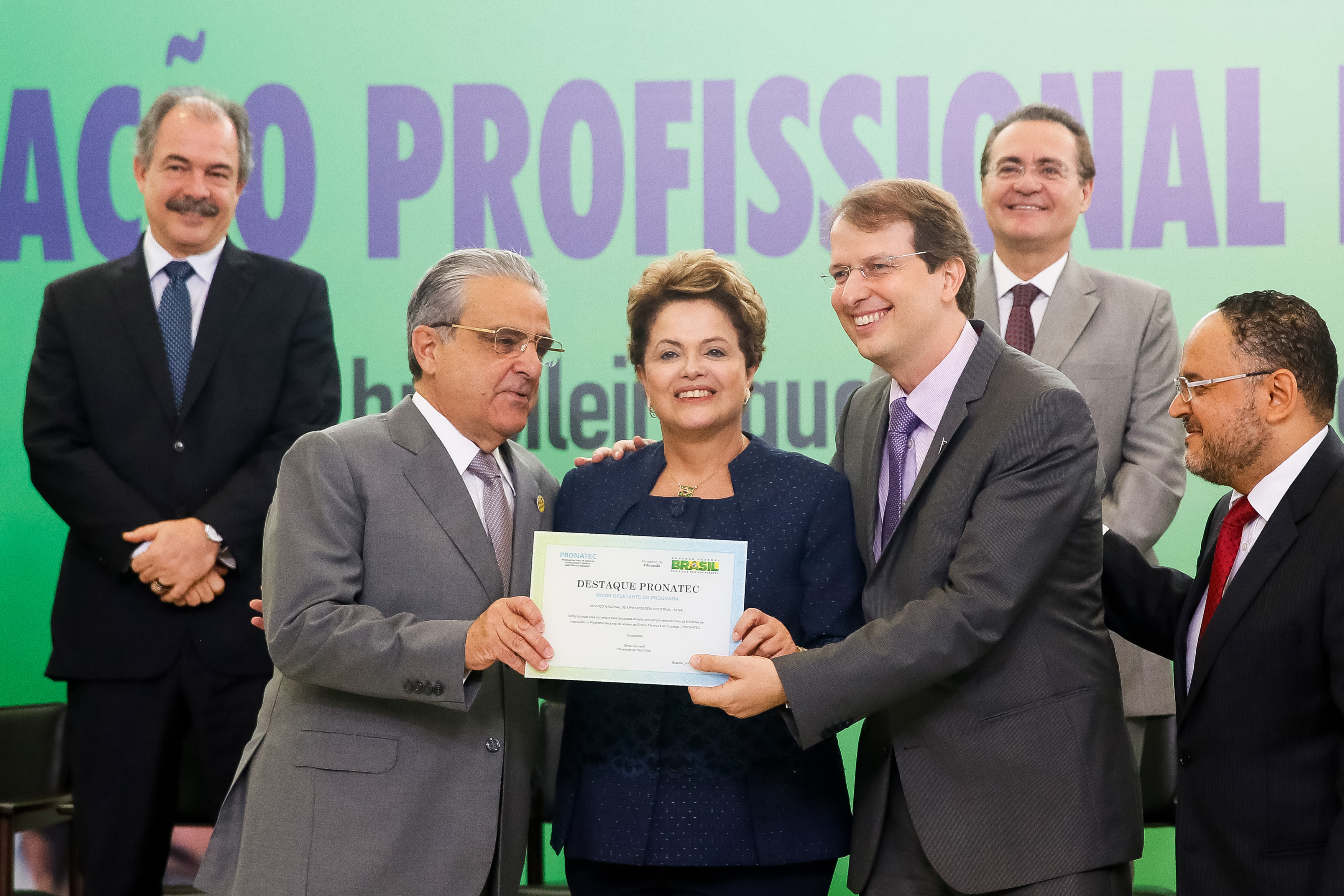 Presidenta Dilma Rousseff entrega placa de destaque Pronatec a Rafael Lucchesi, diretor-geral do SENAI, durante lançamento da segunda etapa do Pronatec -  e celebração dos novos campi de Institutos Federais de Educação Profissional, Ciência e Tecnologia. Brasília - DF, 18/06/2014
