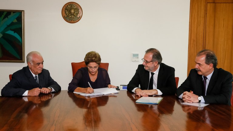 Presidenta Dilma Rousseff sanciona a Lei dos Caminhoneiros acompanhada dos os Ministros dos Transporte, Antonio Carlos Rodrigues, Secretaria-Geral da Presidência da República, Miguel Rosseto e o Casa Civil, Aloizio Mercante. Brasília-DF, 02/03/2015