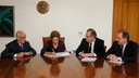 Presidenta Dilma Rousseff sanciona a Lei dos Caminhoneiros acompanhada dos os Ministros dos Transporte, Antonio Carlos Rodrigues, Secretaria-Geral da Presidência da República, Miguel Rosseto e o Casa Civil, Aloizio Mercante. Brasília-DF, 02/03/2015