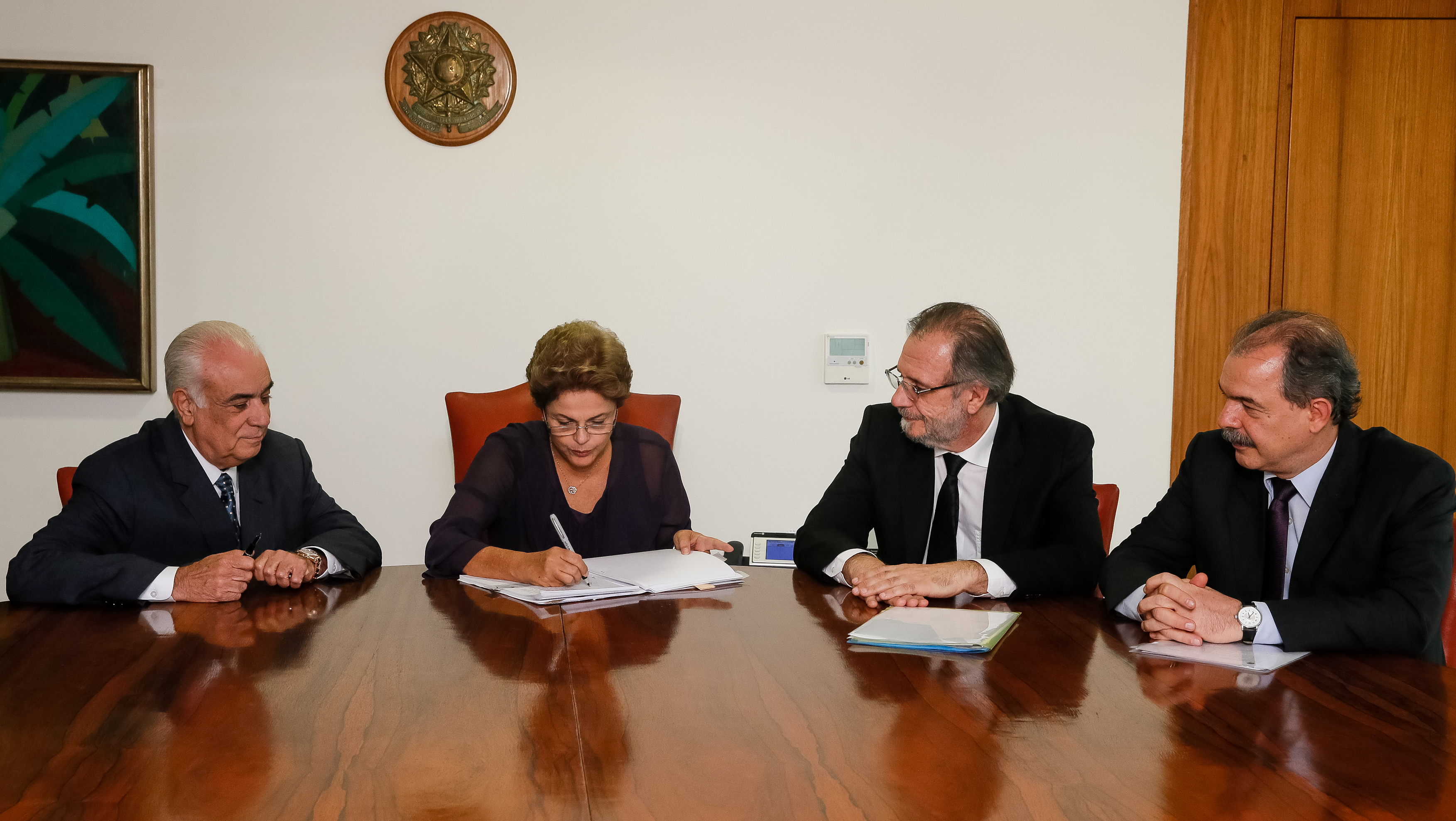 Presidenta Dilma Rousseff sanciona a Lei dos Caminhoneiros acompanhada dos os Ministros dos Transporte, Antonio Carlos Rodrigues, Secretaria-Geral da Presidência da República, Miguel Rosseto e o Casa Civil, Aloizio Mercante. Brasília-DF, 02/03/2015