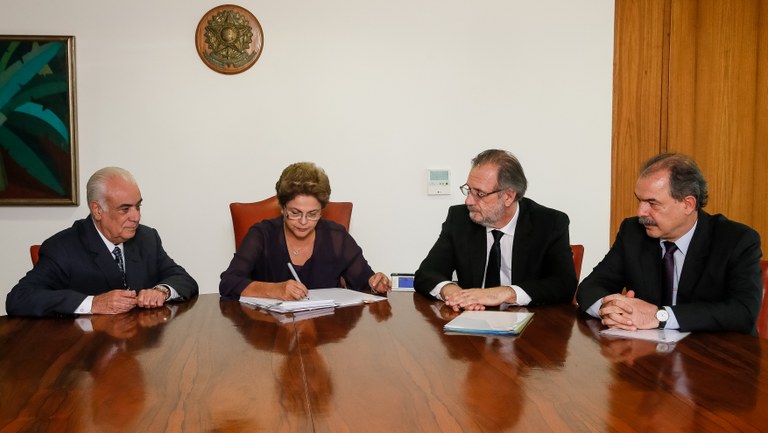 Presidenta Dilma Rousseff sanciona a Lei dos Caminhoneiros acompanhada dos os Ministros dos Transporte, Antonio Carlos Rodrigues, Secretaria-Geral da Presidência da República, Miguel Rosseto e o Casa Civil, Aloizio Mercante. Brasília-DF, 02/03/2015 Presidenta Dilma Rousseff sanciona a Lei dos Caminhoneiros acompanhada dos os Ministros dos Transporte, Antonio Carlos Rodrigues, Secretaria-Geral da Presidência da República, Miguel Rosseto e o Casa Civil, Aloizio Mercante. Brasília-DF, 02/03/2015