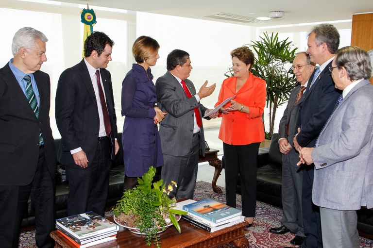 Presidenta Dilma Rousseff recebe de Líderes de Partidos na Câmara dos Deputados, abaixo-assinado, pedindo plebiscito da Reforma Política. Brasília - DF, 28/08/2013