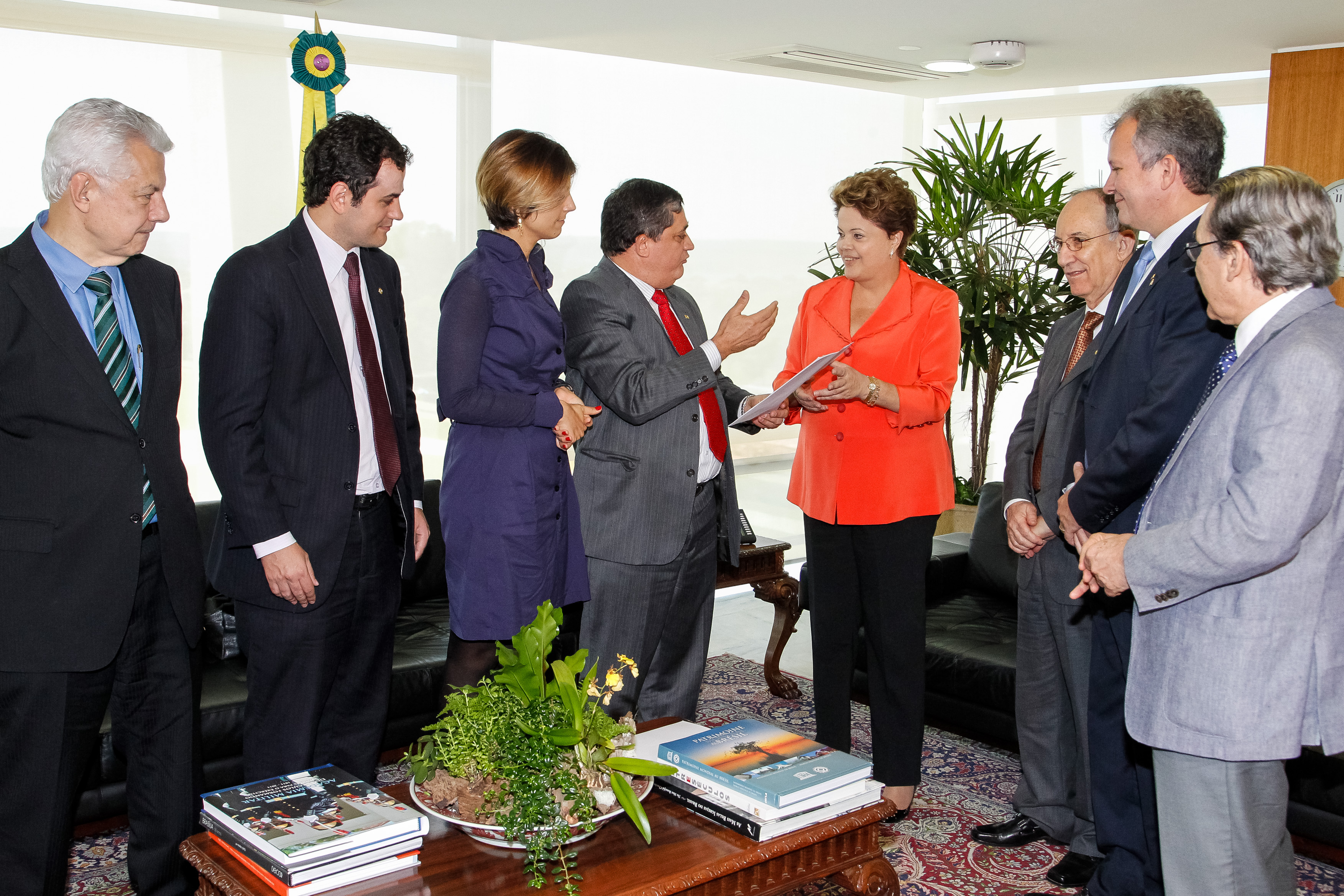 Presidenta Dilma Rousseff recebe de Líderes de Partidos na Câmara dos Deputados, abaixo-assinado, pedindo plebiscito da Reforma Política. Brasília - DF, 28/08/2013