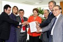 Presidenta Dilma Rousseff recebe dos Líderes de Partidos na Câmara dos Deputados, abaixo-assinado, pedindo plebiscito da Reforma Política. Brasília - DF, 28/08/2013