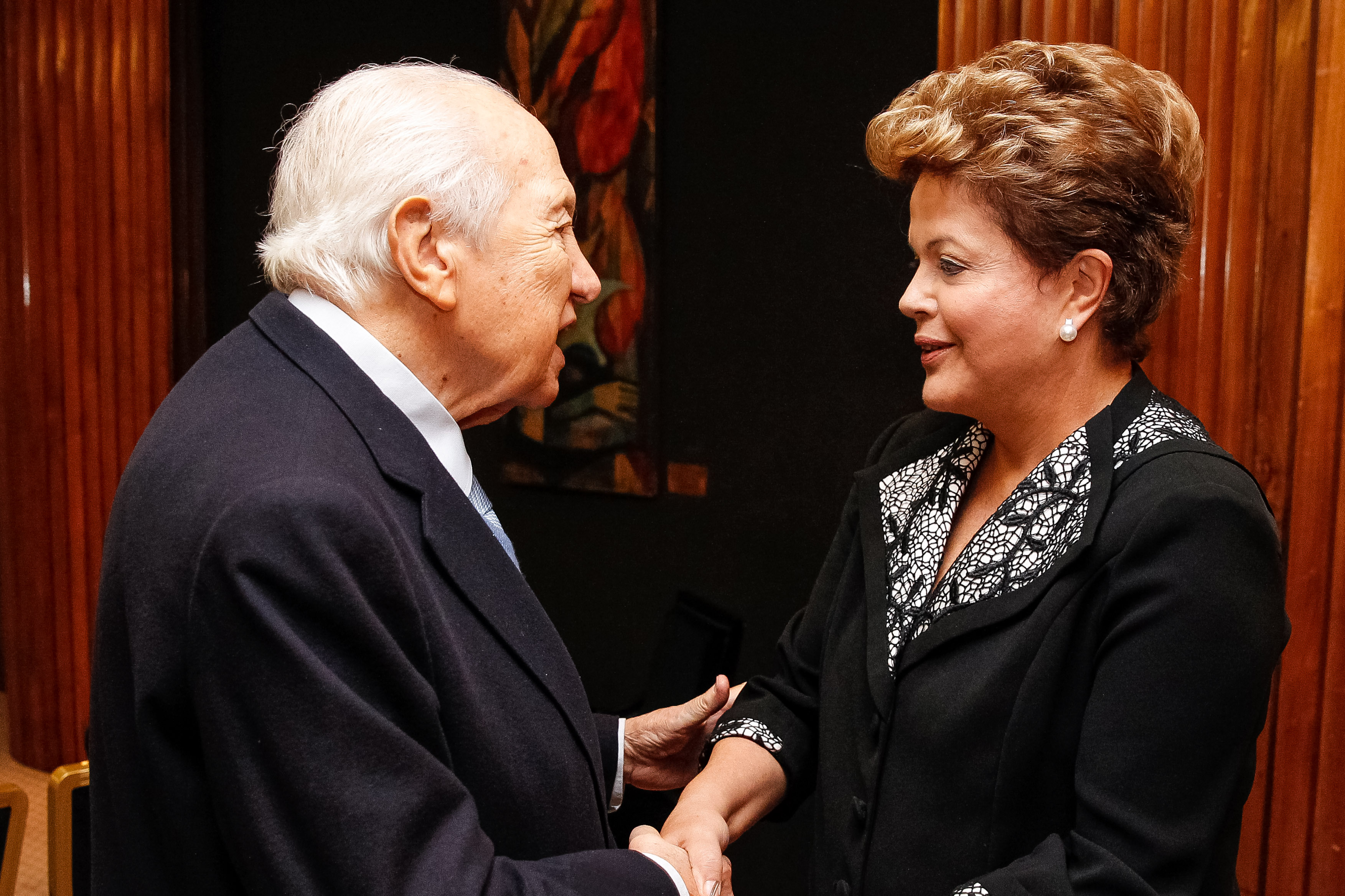 Presidenta Dilma Rousseff durante encontro com o senhor Mário Soares, Ex Presidente de Portugal, no Hotel Ritz. Lisboa - Portugal, 10/06/2013