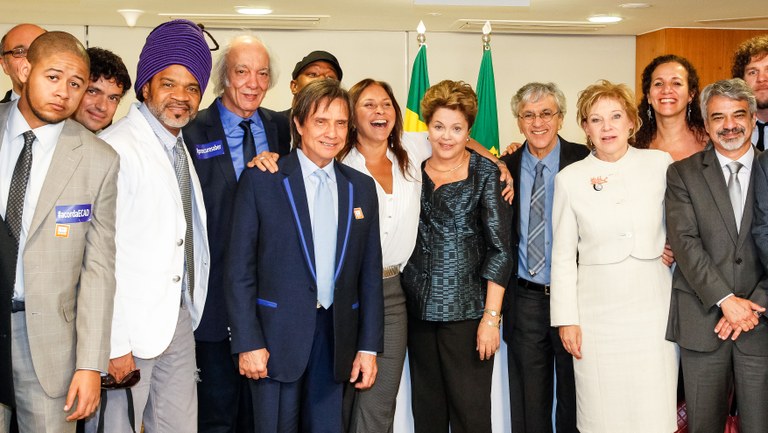 Presidenta Dilma Rousseff e a Ministra da Cultura, Marta Suplicy posam para foto com artistas. Brasília-DF, 03/07/2013