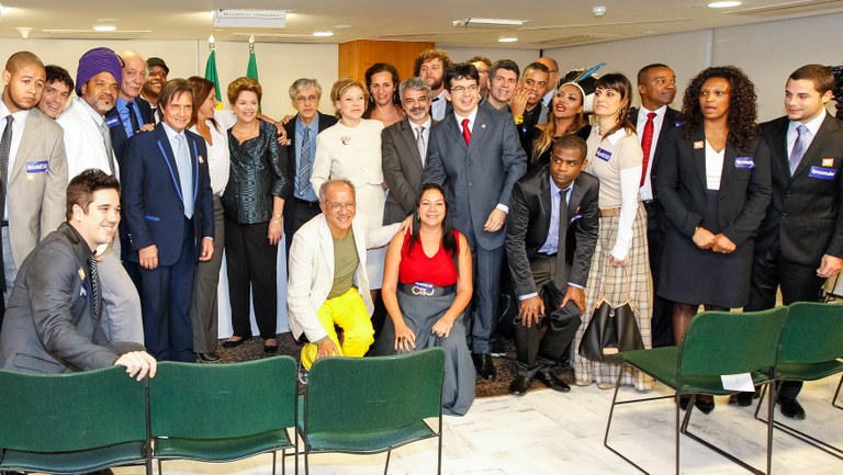 Presidenta Dilma Rousseff e a Ministra da Cultura, Marta Suplicy posam para foto com artistas. Brasília-DF, 03/07/2013