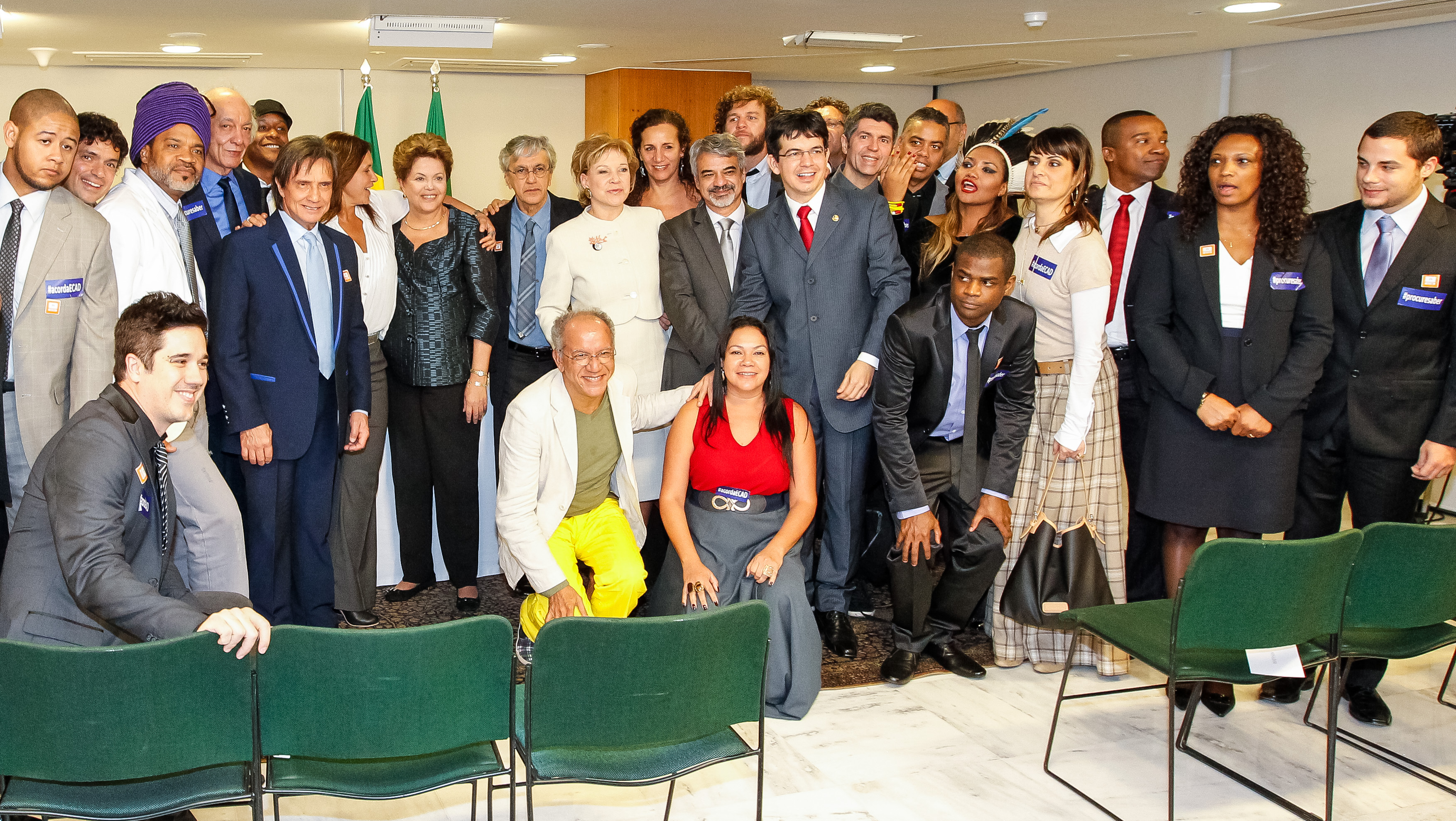 Presidenta Dilma Rousseff e a Ministra da Cultura, Marta Suplicy posam para foto com artistas. Brasília-DF, 03/07/2013