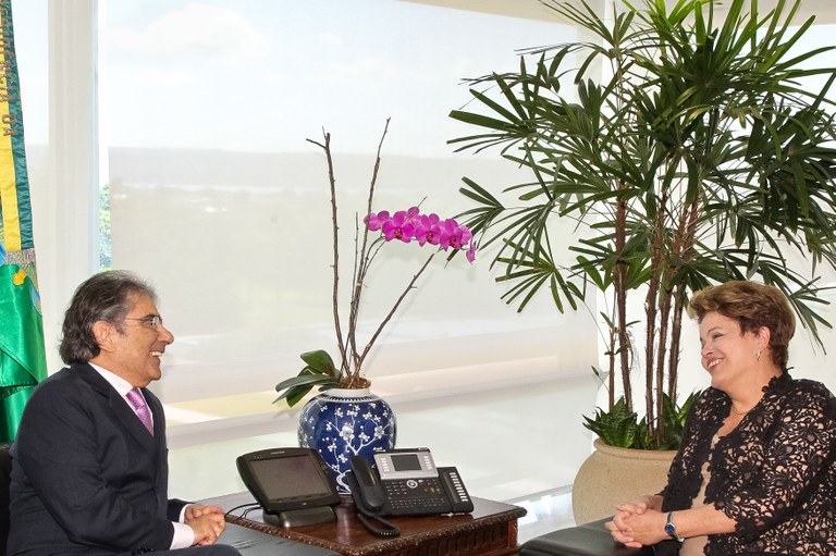 Presidenta Dilma Rousseff recebe o Ministro do Supremo Tribunal Federal, Ayres Brito no Palácio do Planalto. Brasília - DF, 12/04/2012