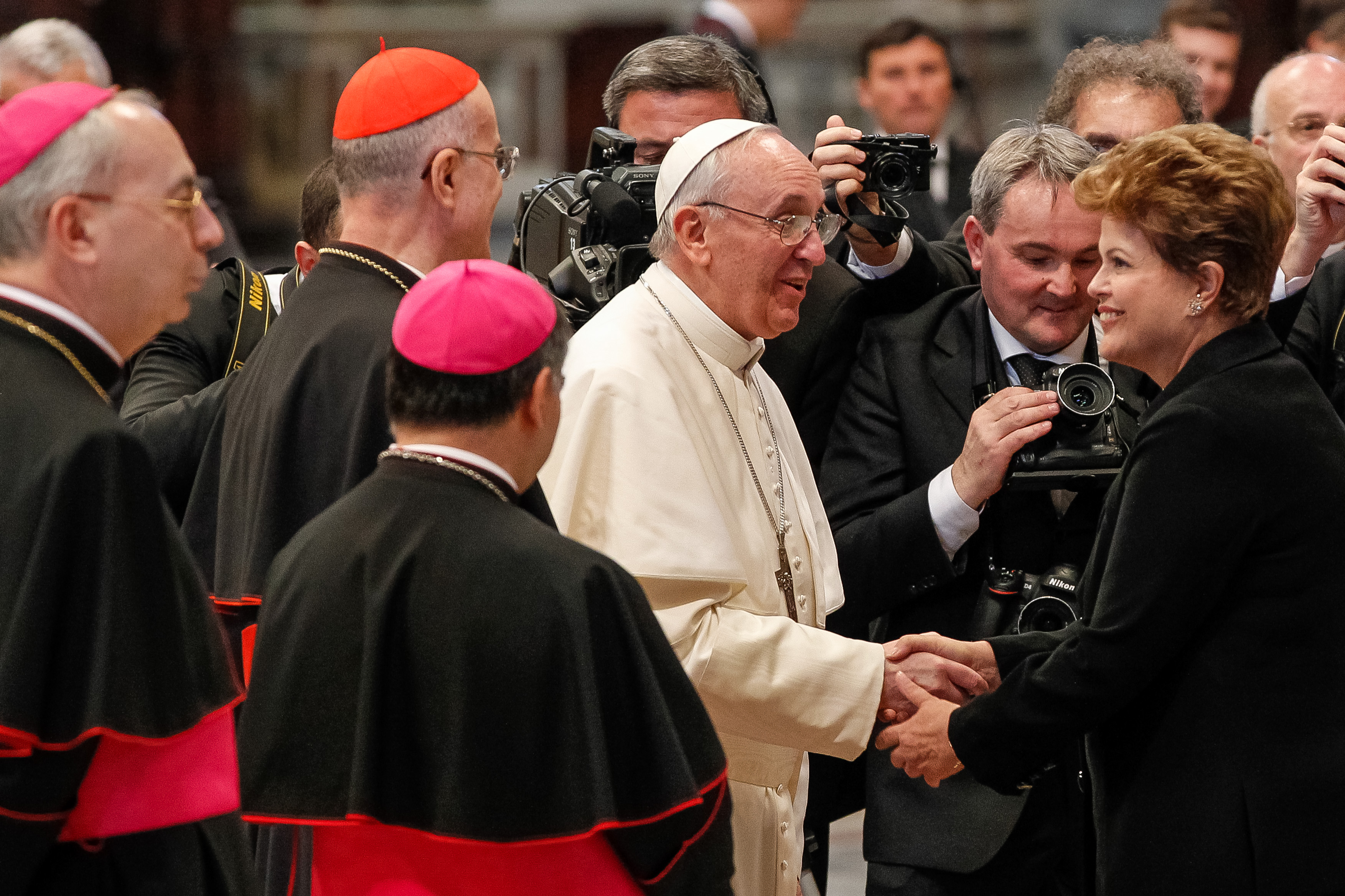 Presidenta Dilma Rousseff cumprimenta o Papa Francisco após missa inaugural do Pontificado de Sua Santidade Papa Francisco na praça de São Pedro. Roma - Itália, 19/03/2013