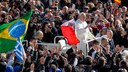 Papa Francisco desfila em carro aberto antes da  missa inaugural do Pontificado de Sua Santidade na praça de São Pedro. Roma - Itália, 19/03/2013