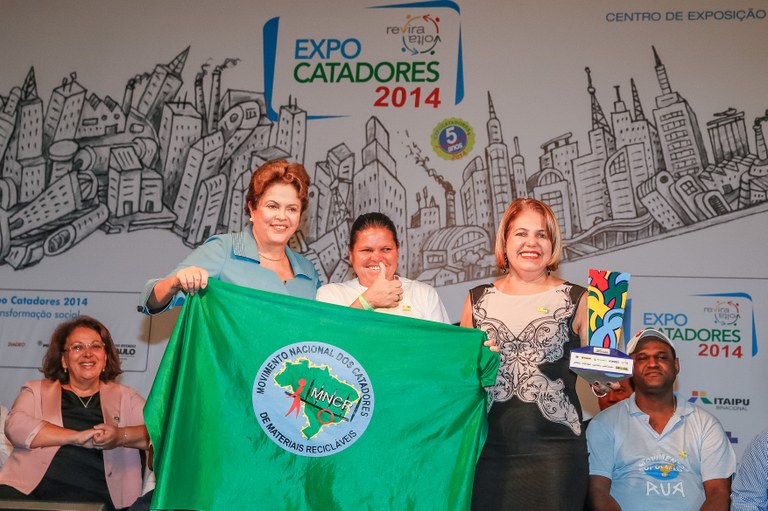 Presidenta Dilma Rousseff entrega o “Pêmio Cidade Pró-Catador” à Prefeita de Manhumirim-MG, Darci Braga no encontro com catadores de materiais recicláveis e população em situação de rua. São Paulo-SP, 03/12/2014