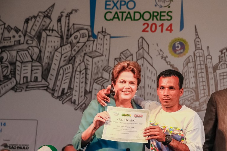  Presidenta Dilma Rousseff entrega certificado ao formando Agnaldo Evaristo Dias, do Curso de Elétrica Predial do PRONATEC - Pop Rua durante encontro com catadores de materiais recicláveis e população em situação de rua. São Paulo-SP, 03/12/2014