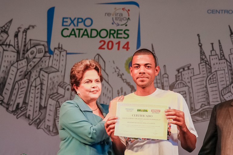 Presidenta Dilma Rousseff entrega certificado ao formando Messias Souza de Araujo Junior, do Curso de Elétrica Predial do PRONATEC - Pop Rua durante encontro com catadores de materiais recicláveis e população em situação de rua. São Paulo-SP, 03/12/2014