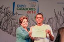 Presidenta Dilma Rousseff entrega certificado ao formando Messias Souza de Araujo Junior, do Curso de Elétrica Predial do PRONATEC - Pop Rua durante encontro com catadores de materiais recicláveis e população em situação de rua. São Paulo-SP, 03/12/2014