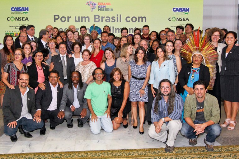 Presidenta Dilma Rousseff posa para foto com conselheiros durante cerimônia de posse da nova Presidenta do Conselho Nacional de Segurança Alimentar e Nutricional (Consea), no Palácio do Planalto. Brasília - DF, 17/04/2012