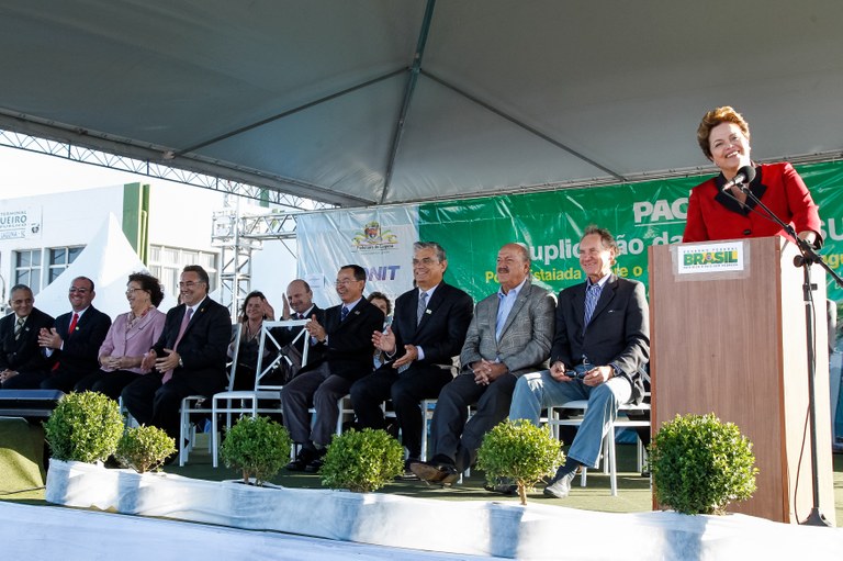Presidenta Dilma Rousseff durante cerimônia de assinatura da ordem de serviço das obras de construção da ponte sobre a Lagoa do Imaruí - BR-101. Laguna - SC, 21/05/2012