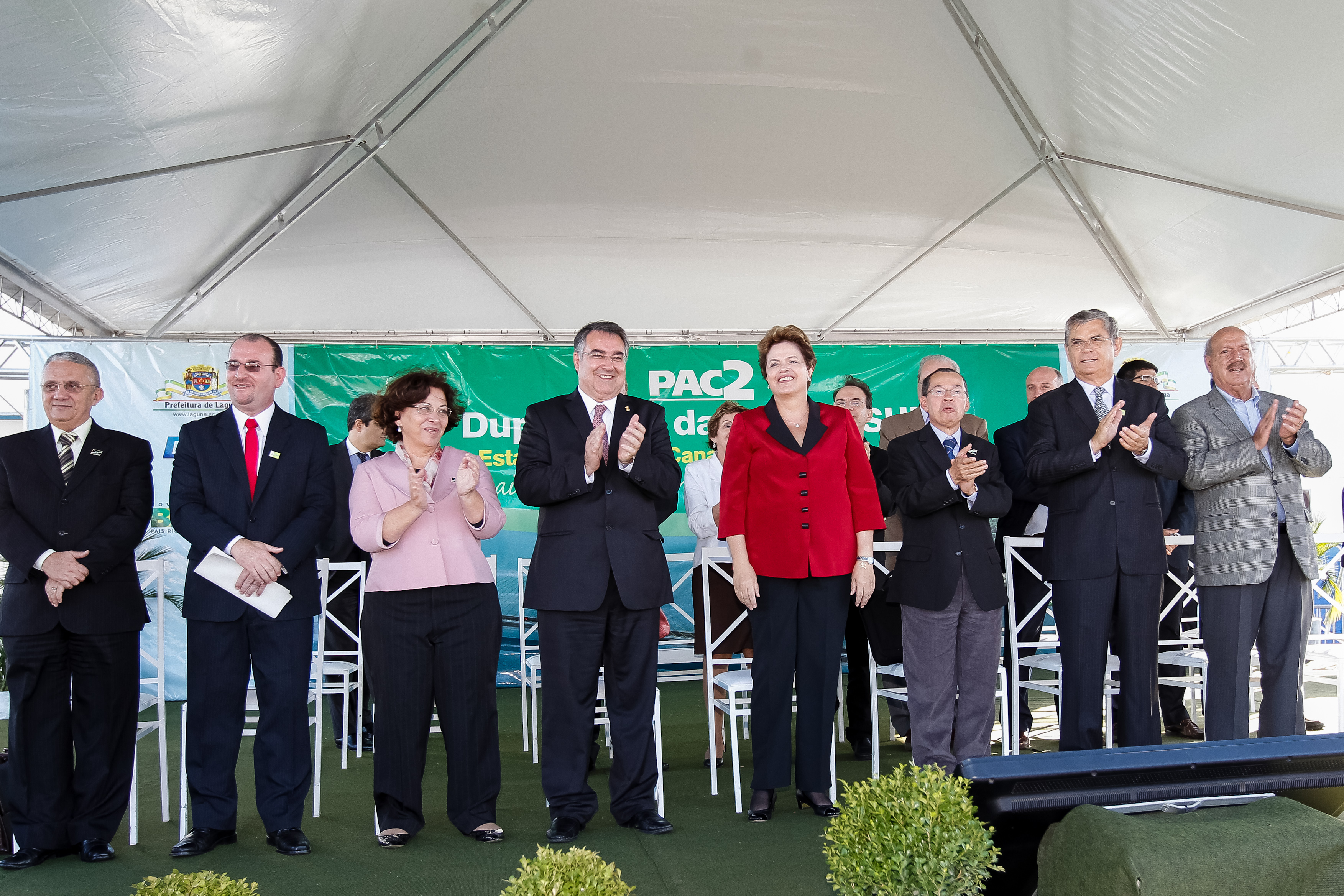 Presidenta Dilma Rousseff durante cerimônia de assinatura da ordem de serviço das obras de construção da ponte sobre a Lagoa do Imaruí - BR-101. Laguna - SC, 21/05/2012