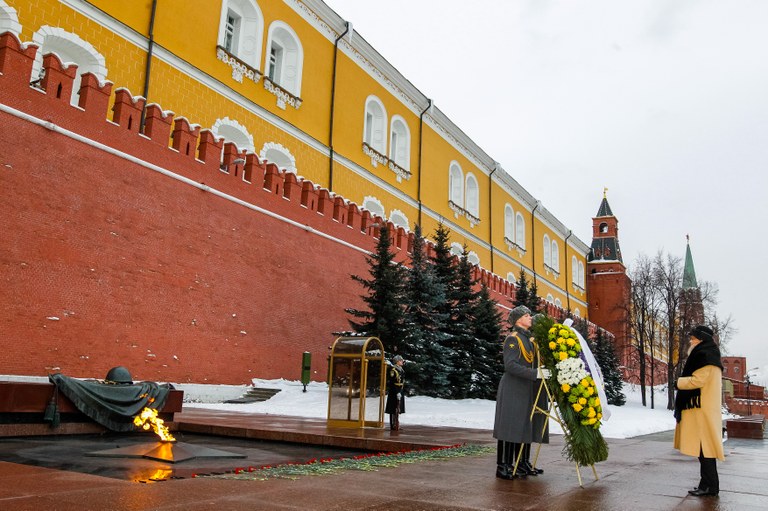 Presidenta Dilma Rousseff durante oferenda floral no túmulo do soldado desconhecido. Moscou - Rússia, 14/12/2012