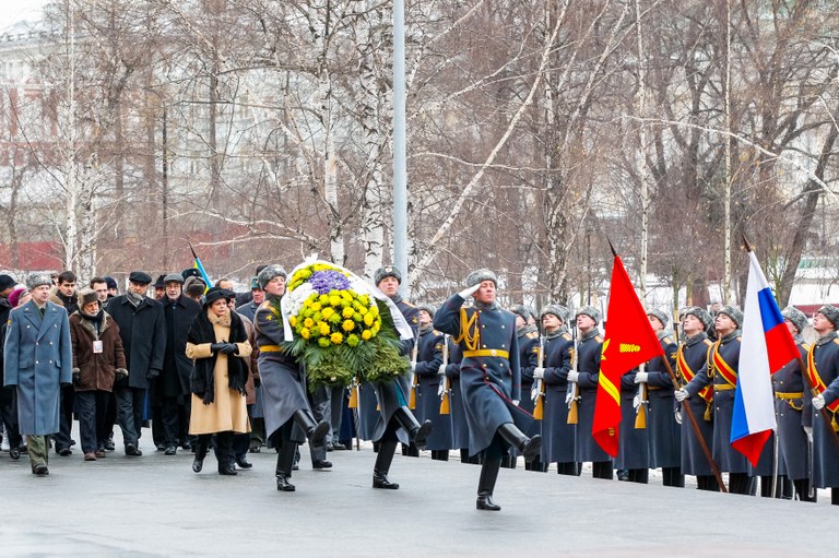 Presidenta Dilma Rousseff durante oferenda floral no túmulo do soldado desconhecido. Moscou - Rússia, 14/12/2012