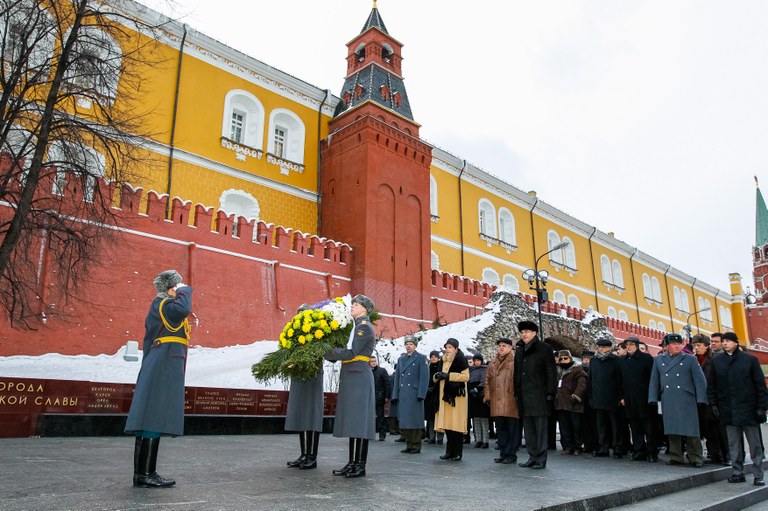 Presidenta Dilma Rousseff durante oferenda floral no túmulo do soldado desconhecido. Moscou - Rússia, 14/12/2012