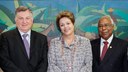 Presidenta Dilma  Rousseff ao lado do ministro João Oreste Dalazen,  Presidente do tribunal Superior do Trabalho, e  do Ministro Carlos Alberto Reis de Paula,  durante sua condecoração com a Ordem do Mérito do Trabalho no Palácio do Planalto. Brasília - DF, 26/02/2013