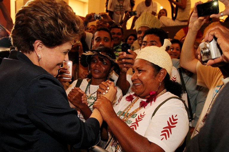  Presidenta Dilma Rousseff cumprimenta  e posa para foto com populares durante cerimônia do PAC em Salvador. Salvador-BA,18/11/2011