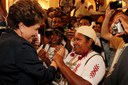  Presidenta Dilma Rousseff cumprimenta  e posa para foto com populares durante cerimônia do PAC em Salvador. Salvador-BA,18/11/2011