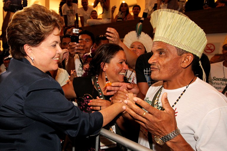 Presidenta Dilma Rousseff cumprimenta  e posa para foto com populares durante cerimônia do PAC em Salvador. Salvador-BA,18/11/2011