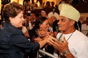 Presidenta Dilma Rousseff cumprimenta  e posa para foto com populares durante cerimônia do PAC em Salvador. Salvador-BA,18/11/2011