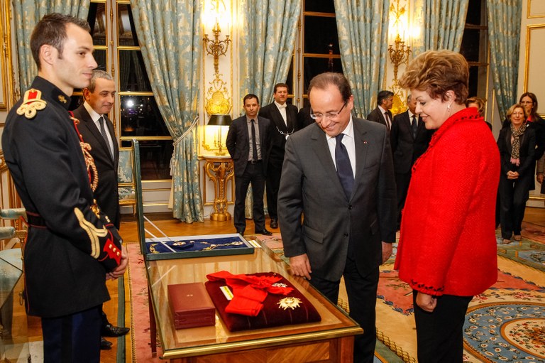 Presidenta Dilma Rousseff e o presidente da República Francesa, Sr.François Hollande, durante cerimônia de troca de condecorações no Palácio Eliseu. Paris - FR, 11/12/2012