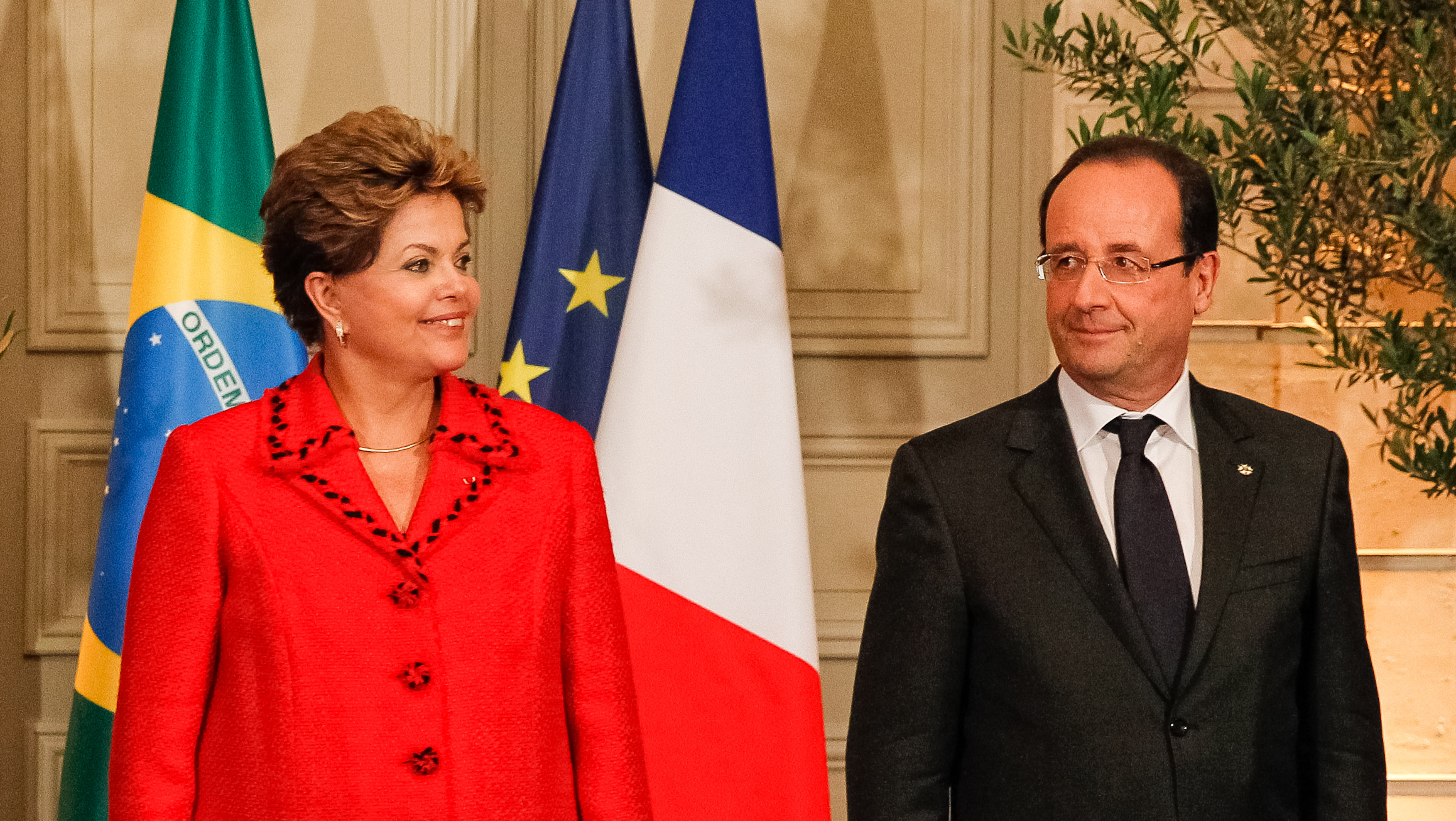 Presidenta Dilma Rousseff e o presidente da República Francesa, Sr.François Hollande, durante cerimonia de assinatura de atos no Palácio Eliseu. Paris - FR, 11/12/2012