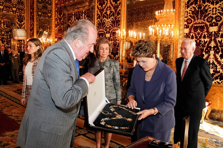 Presidenta Dilma Rousseff é condecorada com a comenda,  grande colar de Isabel a Católica,  por sua majestade o rei Juan Carlos I da Espanha. Madri - Espanha, 19/11/2012