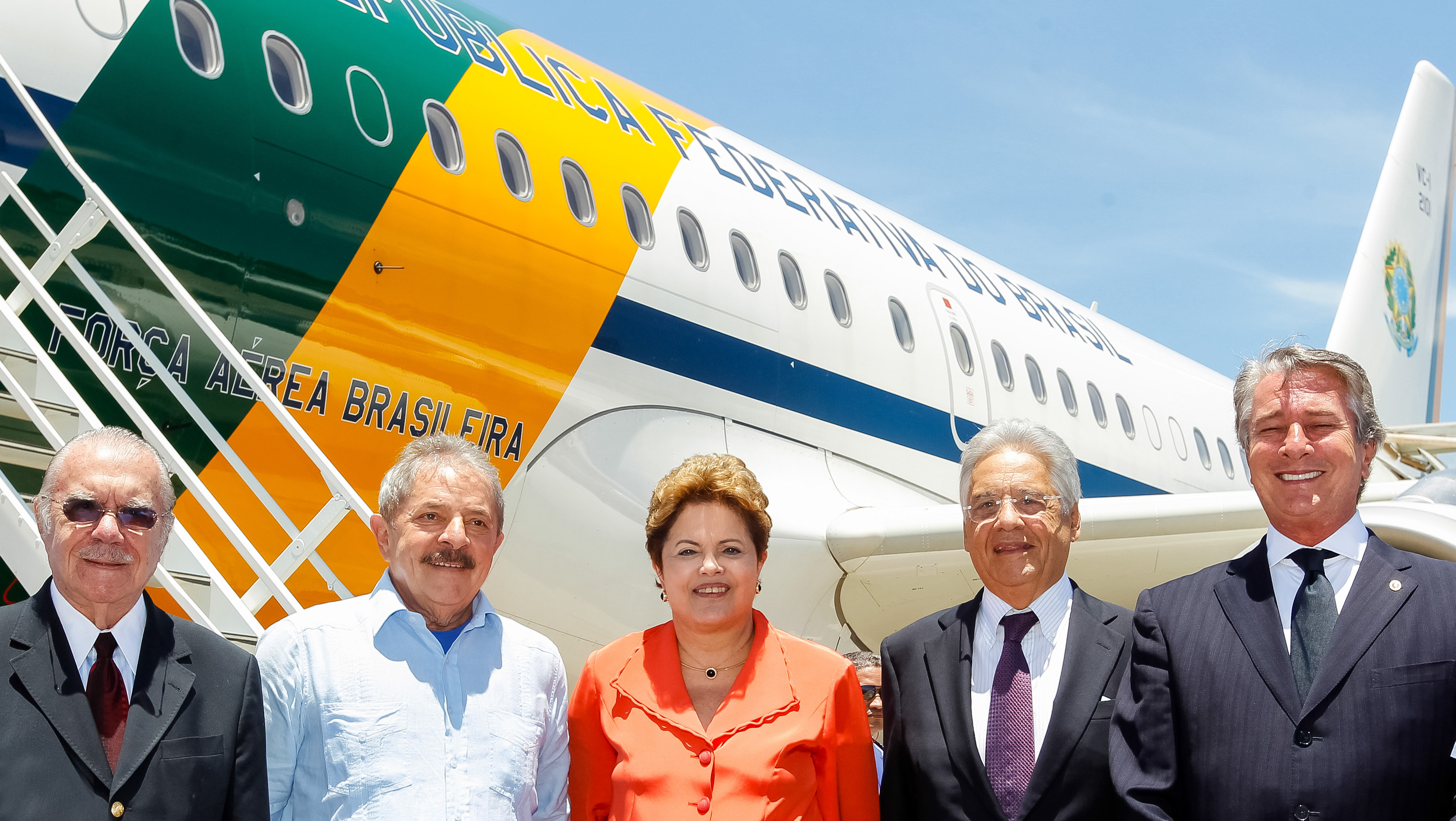  Presidenta Dilma Rousseff e os ex-presidentes José Sarney, Luiz Inácio Lula da Silva, Fernando Henrique Cardoso e Fernando Color de Mello durante partida para África do Sul. Rio de Janeiro - RJ, 09/12/2013