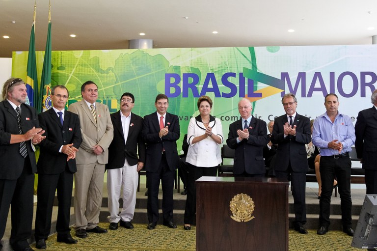 Presidenta Dilma Rousseff posa para foto com representantes dos Conselhos Setoriais de Competitividade durante cêrimonia de anúncio de novas medidas do Plano Brasil Maior e instalação dos Conselhos Setoriais de Competitividade, no Palácio do Planalto. Brasília - DF, 03/04/2012