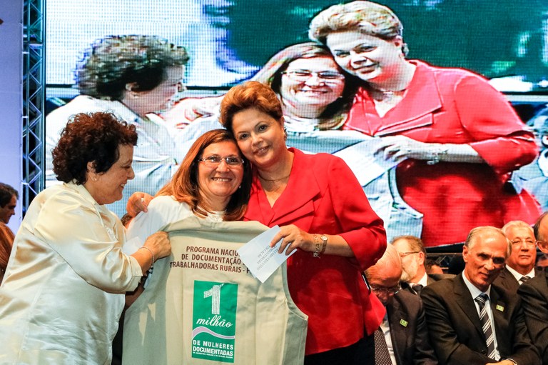 Presidenta Dilma Rousseff entrega a senhora Damaraes Silva de Souza, registro de mulheres atendidas pelo programa nacional de documentação rural, no lançamento do Plano Safra Semiárido 2013/2014. Salvador-BA, 04/07/2013