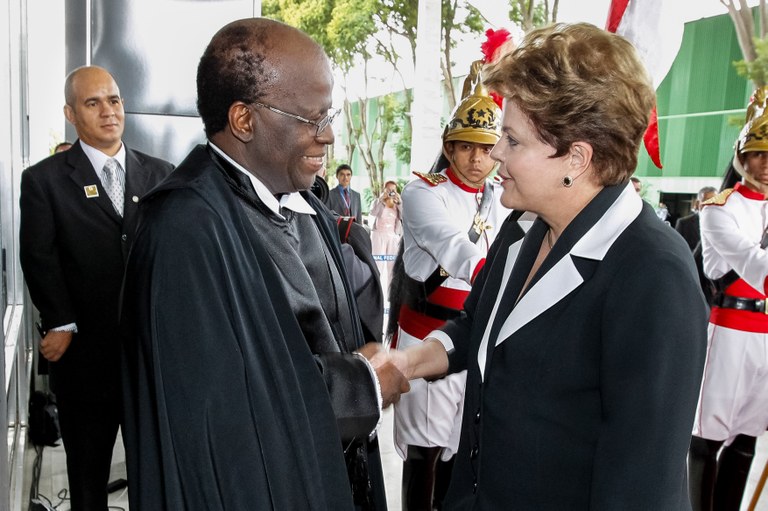 Presidenta Dilma Roussef cumprimenta o MInistro Joaquim Barbosa, Presidente do  Supremo Tribunal Federal. Brasília - DF, 22/11/2012