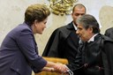 Presidenta Dilma Rousseff cumprimenta o Ministro Ayres Brito durante sessão solene de posse no Supremo Tribunal Federal. Brasília - DF, 19/04/2012