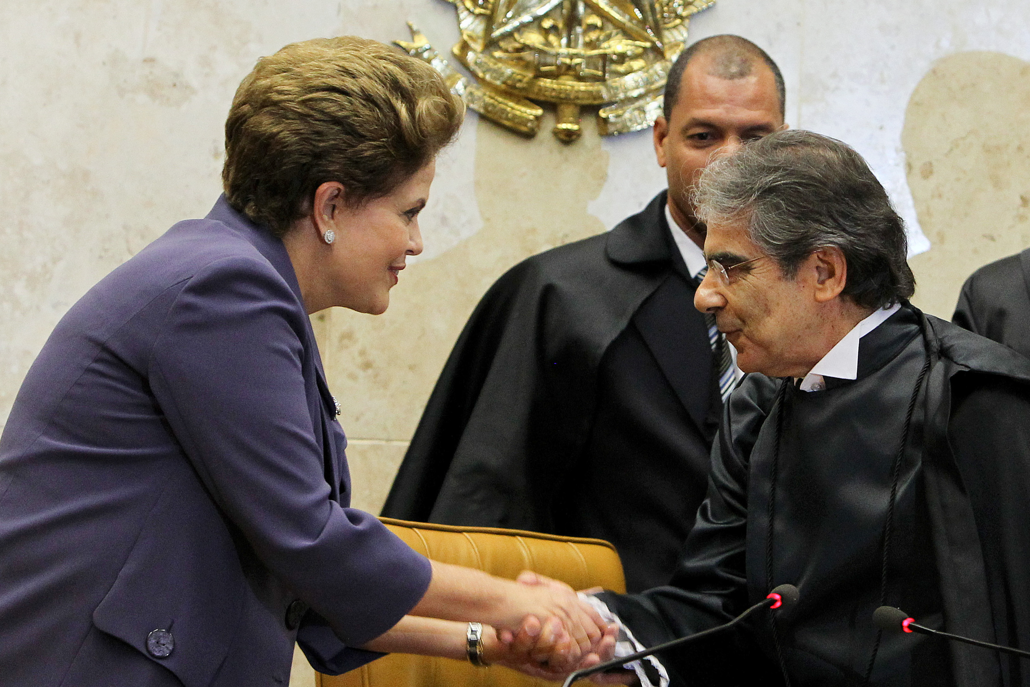 Presidenta Dilma Rousseff cumprimenta o Ministro Ayres Brito durante sessão solene de posse no Supremo Tribunal Federal. Brasília - DF, 19/04/2012