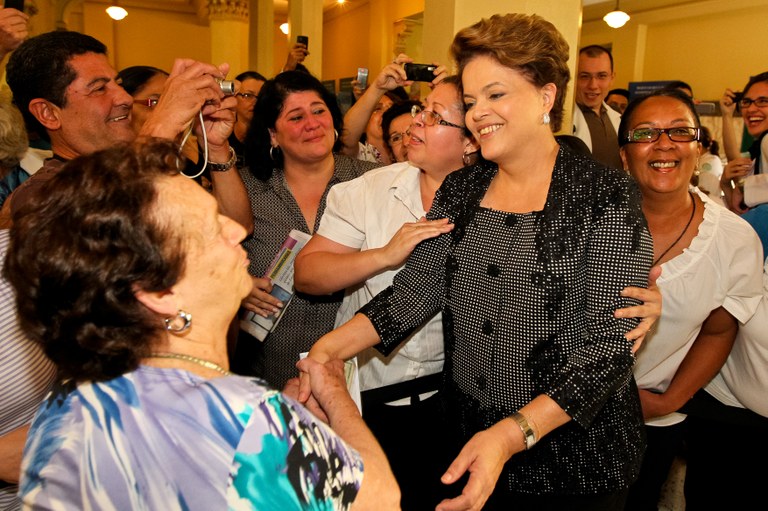 Presidenta  Dilma Rousseff cumprimenta alunos, funcionários e professores durante a cerimônia de Posse do professor Roberto Kalil Filho como titular do departamento de Cardiopneumologia da Faculdade de Medicina da USP. São Paulo - SP, 11/11/2011