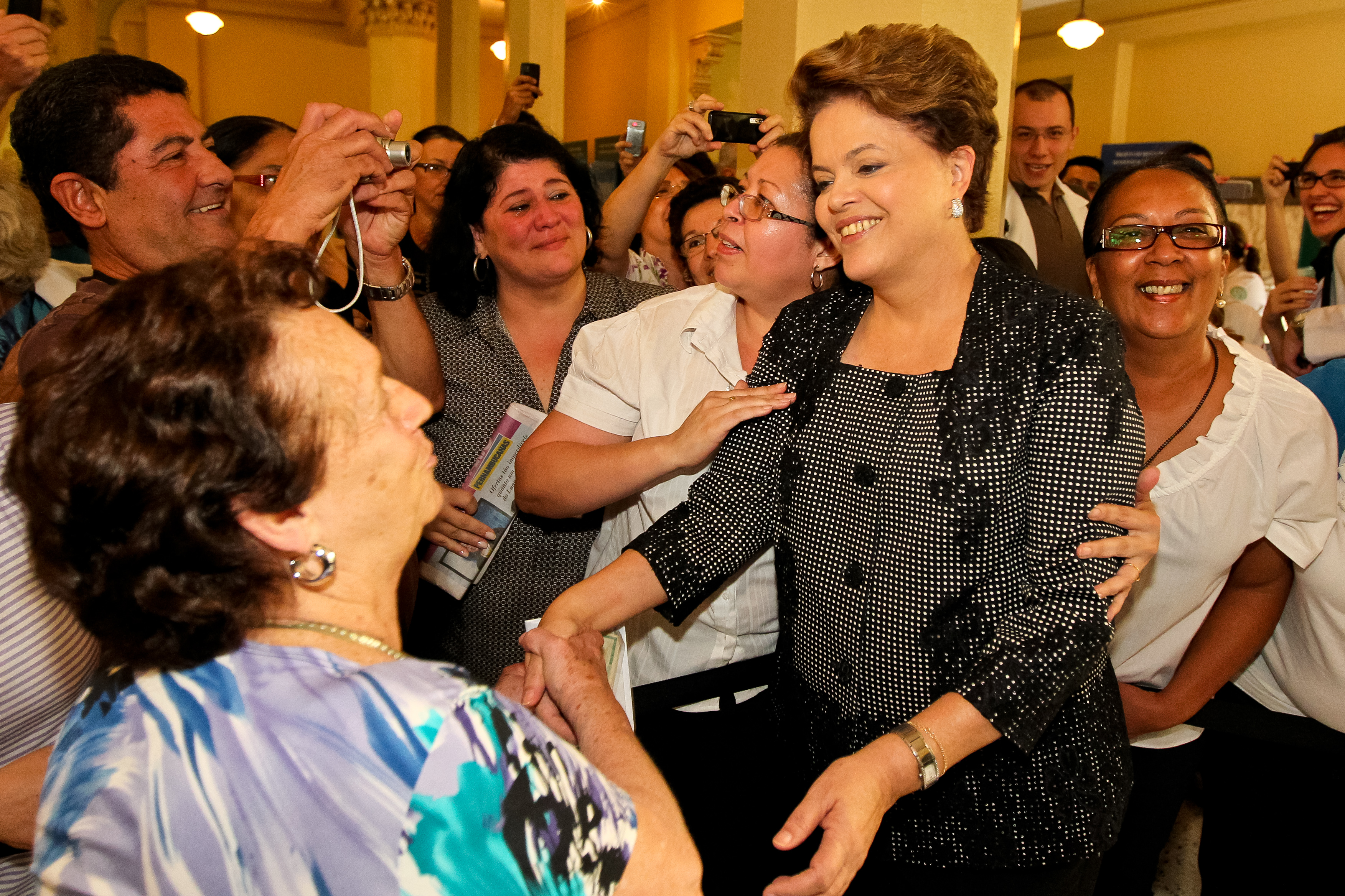 Presidenta  Dilma Rousseff cumprimenta alunos, funcionários e professores durante a cerimônia de Posse do professor Roberto Kalil Filho como titular do departamento de Cardiopneumologia da Faculdade de Medicina da USP. São Paulo - SP, 11/11/2011